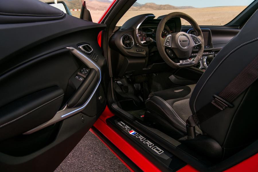 Интерьер Chevrolet Camaro LT 1LE 2016 года  (фото 6 из 16)